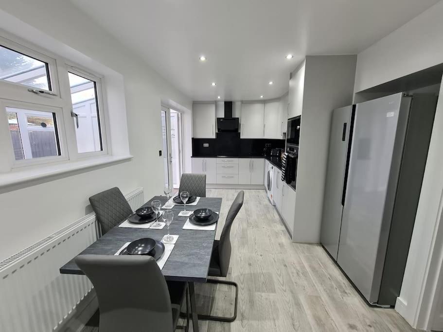 Elm Park Cheerful 4-Bedroom Holiday Home Hornchurch 외부 사진