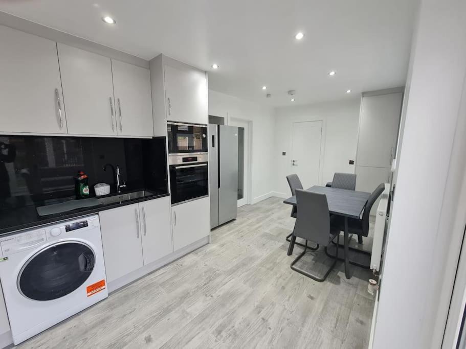 Elm Park Cheerful 4-Bedroom Holiday Home Hornchurch 외부 사진